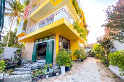 Homestay In Tay Ninh nổi bật với tông màu vàng, đỏ, xanh thuộc lối kiến trúc Pháp sang trọng