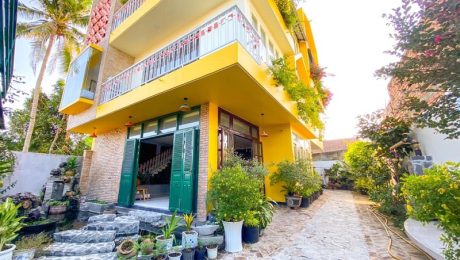Homestay In Tay Ninh nổi bật với tông màu vàng, đỏ, xanh thuộc lối kiến trúc Pháp sang trọng