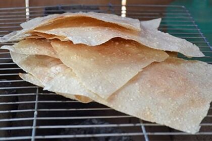Bánh tráng Mỹ Lồng được làm từ bột gạo