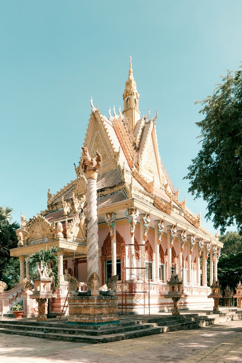 Chùa Botum Kirirangsay - ngôi chùa sở hữu gam màu vàng chủ đạo